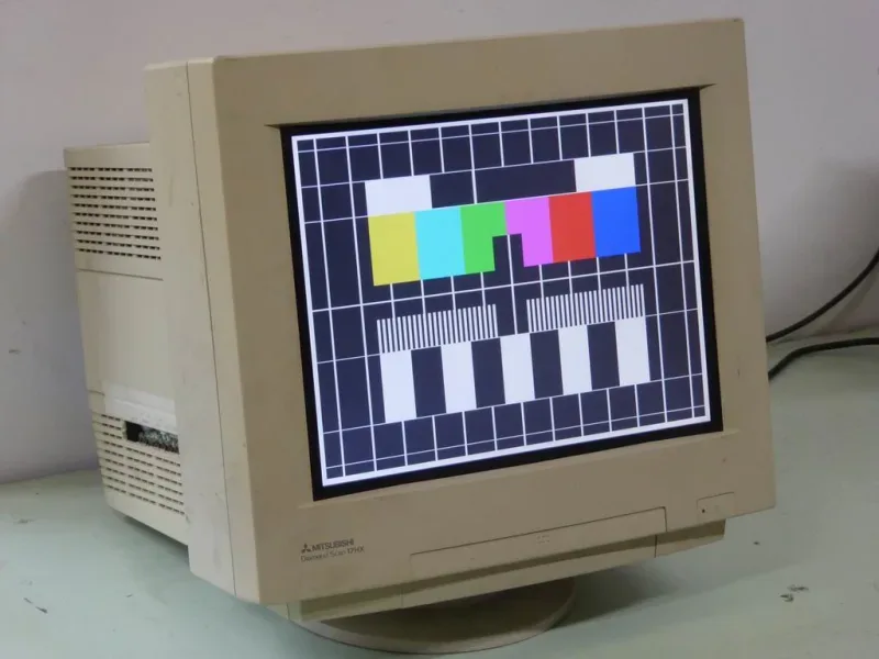 A Mitsubishi Diamond Scan CRT monitor displaying a colour bar test pattern