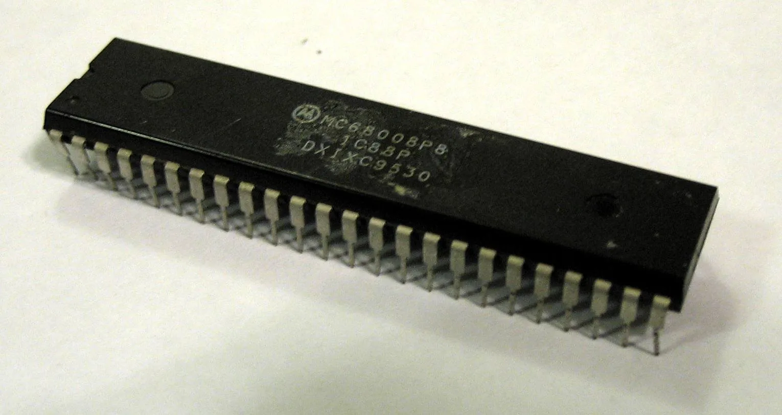 Motorola MC68008 processor in a 48-pin DIP package