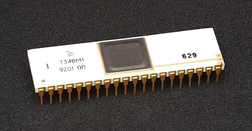 A microprocessor chip in a white ceramic DIP package