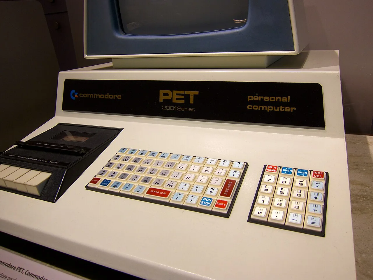 The front panel of a Commodore PET 2001 with cassette deck, keyboard and numeric pad